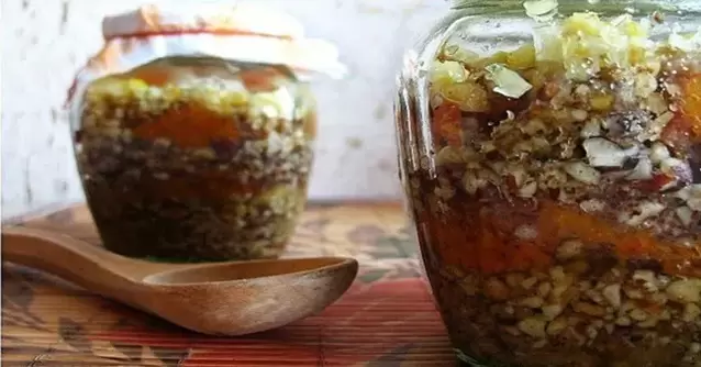 مزيج من المكسرات والعسل لتعزيز الفوائد